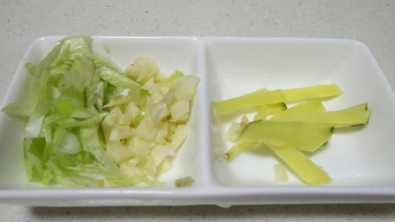#辣味#青椒牛柳,葱 姜 蒜切好,备用。