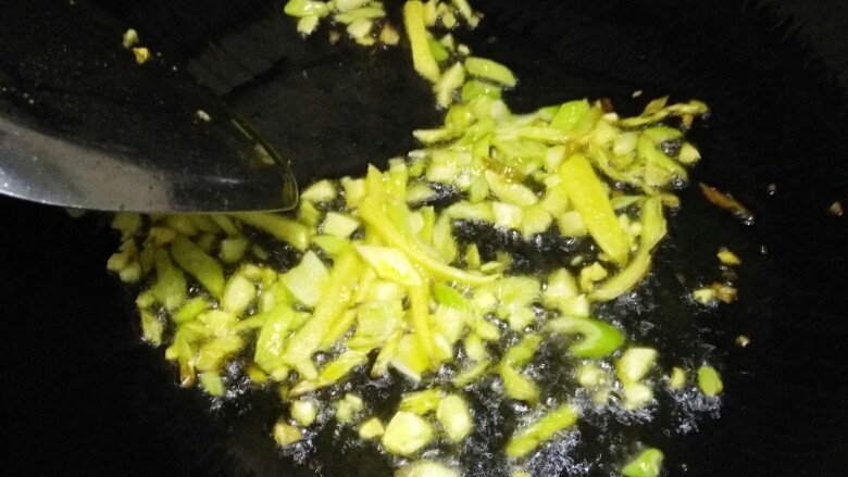 #辣味#青椒牛柳,油热加葱 姜 蒜煸炒。