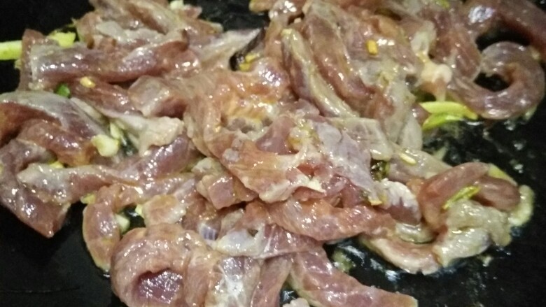 #辣味#青椒牛柳,放入腌好的牛肉条,翻炒至变色。