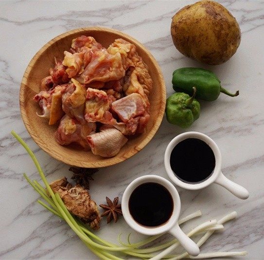 家庭版黄焖鸡,1.提前准备所有食材,鸡肉剁成块
叨叨叨:制作正宗黄焖鸡选用的是新鲜三黄鸡的鸡腿,这样做出来的鸡肉才能鲜嫩透味,但我更喜欢带骨的鸡块,所以
