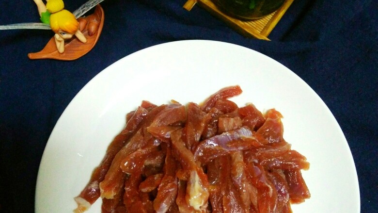 #辣味#青椒牛柳,将牛肉切成细条状。