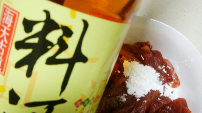 #辣味#青椒牛柳,加入两勺<a style='color:red;display:inline-block;' href='/shicai/ 718'>料酒</a>。