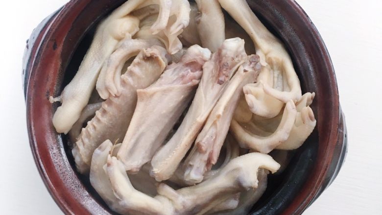 麻辣酱鸭货,焯好的“鸭货”均匀的码在砂锅里