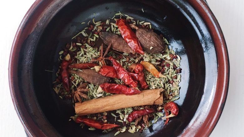 麻辣酱鸭货,食材处理二: 香料处理
将所有调料放入砂锅