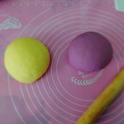 #甜味#双色刀切馒头,发酵好后,取出来多揉揉,排气