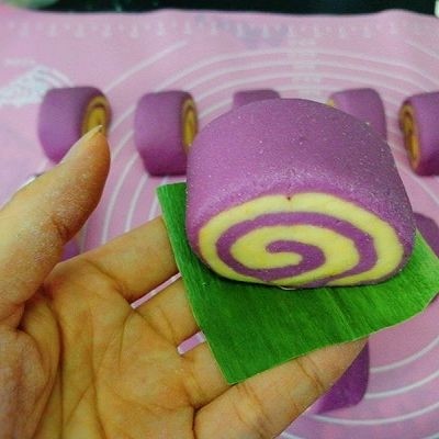 #甜味#双色刀切馒头,喜欢用粽叶垫底,蒸出来比较香