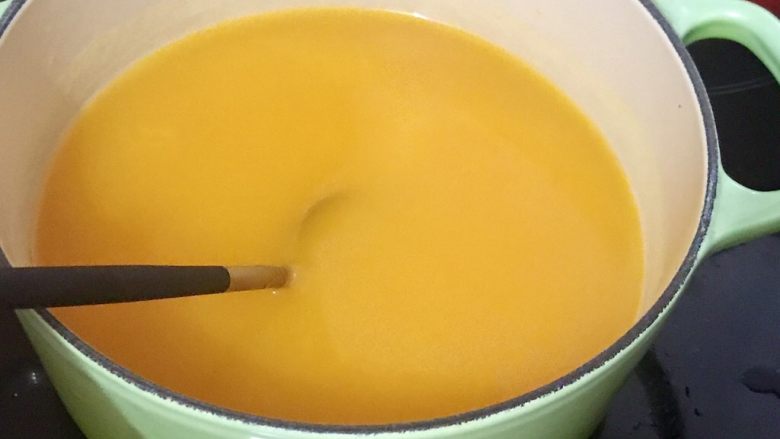 南瓜芡实羮,依然保持中火把南瓜泥搅匀,保持搅拌至沸腾。