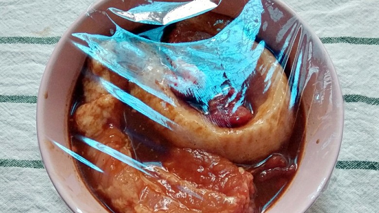 妈妈的叉烧肉,盖上保鲜膜,放进冰箱冷藏腌制过夜。