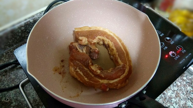 妈妈的叉烧肉,放入腌制好的猪肉,先煎两分钟。