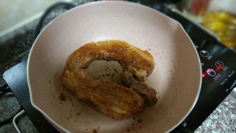 妈妈的叉烧肉,转另一面,继续煎两分钟。