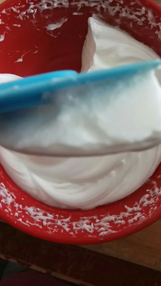 酸奶溶豆,打发好的蛋白铲起一块竖起来也不会下滑