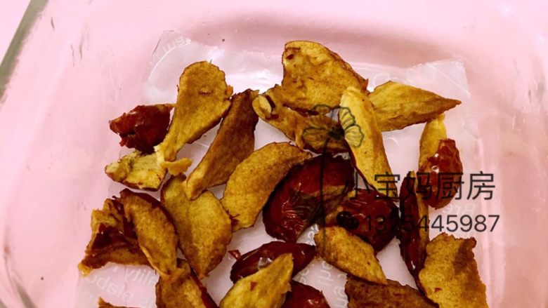 宝宝版年糕,碗底铺好硅油纸、铺好红枣碎、盛入和好的糯米糊