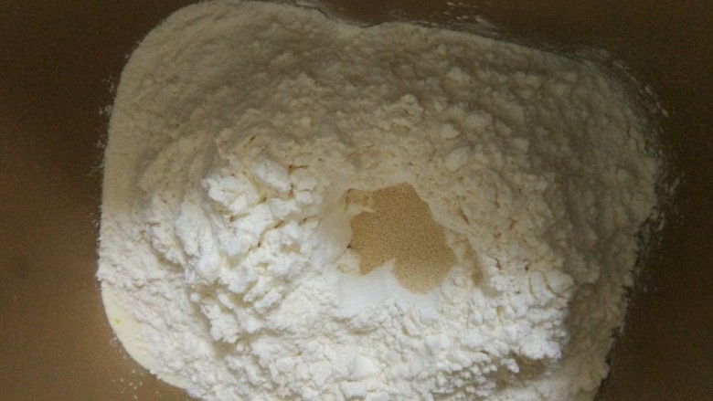 柔软的蔓越莓土司+柏翠8609面包机,面粉中间挖一个洞,加入3克酵母