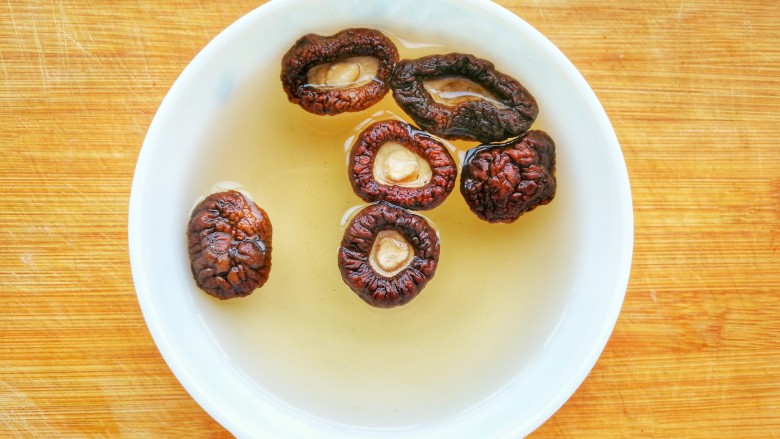 #咸味#鲜菌肉末黄金饭,干<a style='color:red;display:inline-block;' href='/shicai/ 230'>香菇</a>放入碗中,用温水泡开备用,