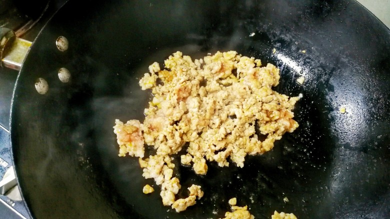 #咸味#鲜菌肉末黄金饭,炒锅内倒油,放入腌好的肉末,炒至颜色变白,