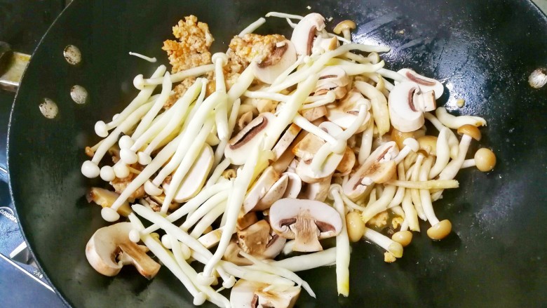 #咸味#鲜菌肉末黄金饭,放入所有的菌菇,大火翻炒均匀,