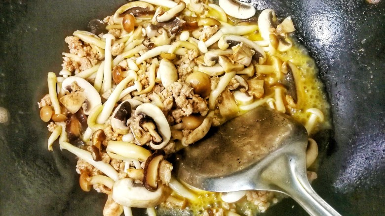 #咸味#鲜菌肉末黄金饭,加入适量的食盐和少许生抽,至菌菇变软后盛出备用,