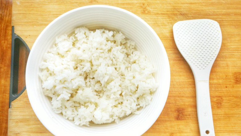 #咸味#鲜菌肉末黄金饭,取一碗米饭,用饭勺把米饭打松软,