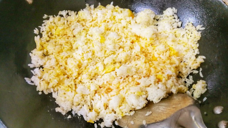 #咸味#鲜菌肉末黄金饭,炒锅油热后,入<a style='color:red;display:inline-block;' href='/shicai/ 138'>大葱</a>末煸香后放入裹了蛋液的米饭,大火翻炒均匀,随后倒入另一半的鸡蛋液,炒至蛋液凝固成蛋花,