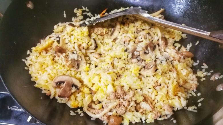 #咸味#鲜菌肉末黄金饭,加入刚才炒好的菌菇肉末,翻炒均匀,根据自己的口味加入适量的食盐和<a style='color:red;display:inline-block;' href='/shicai/ 134296'>白胡椒粉</a>后即可出锅,