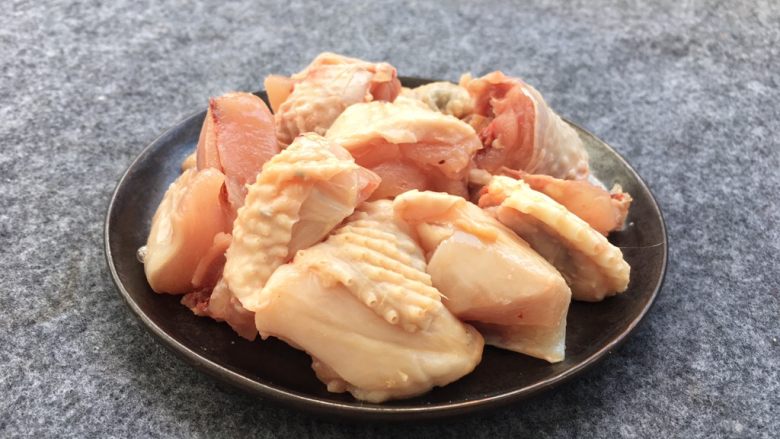 酸梅焖鸡~爸爸的味道,鸡肉用刀剁成小块。