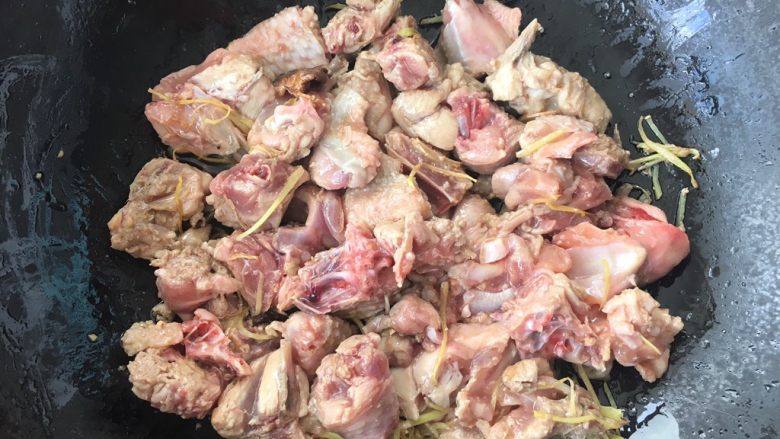 酸梅焖鸡~爸爸的味道,倒鸡肉一起入锅翻炒。