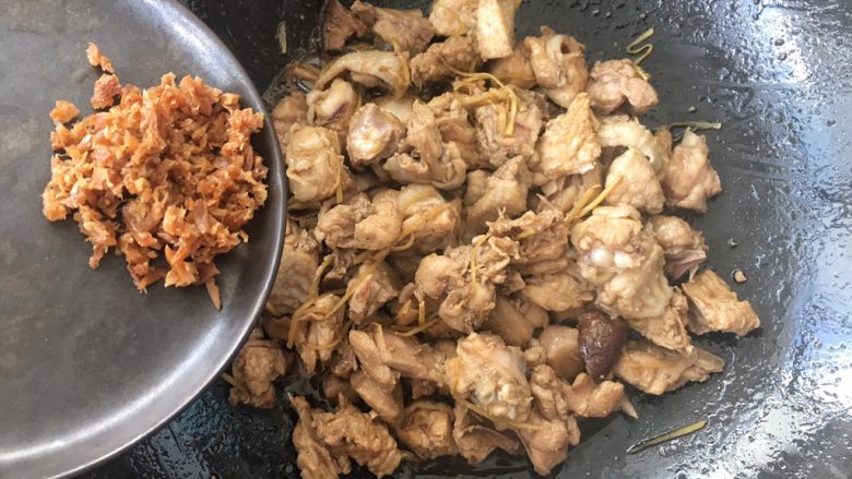 酸梅焖鸡~爸爸的味道,酸柠檬碎一起倒入锅中与鸡肉同炒。