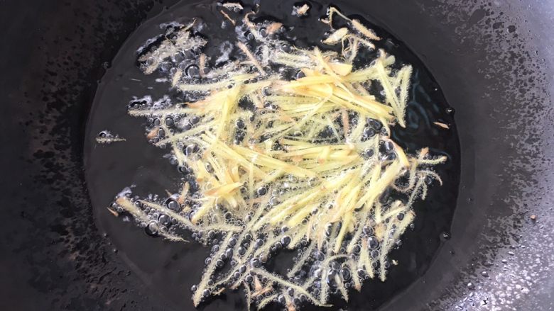 酸梅焖鸡~爸爸的味道,先下姜丝入锅爆香。