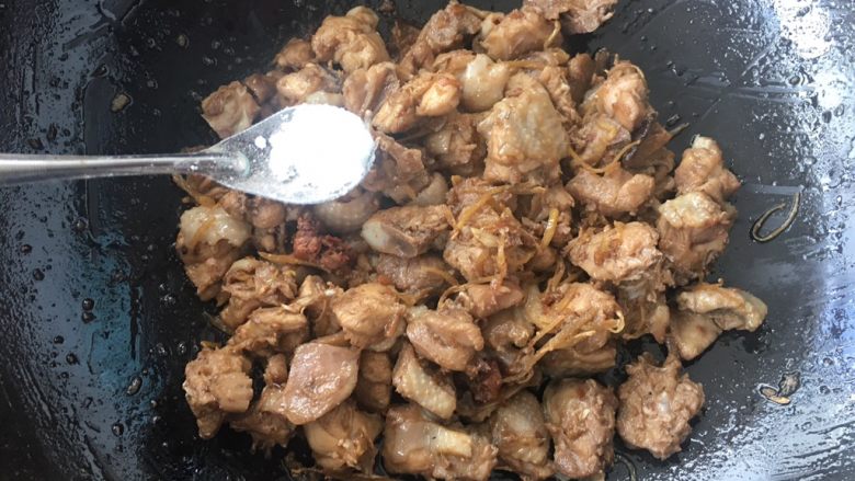 酸梅焖鸡~爸爸的味道,焖至鸡肉完全吸收调料味道,鸡肉熟透变金黄色,添加<a style='color:red;display:inline-block;' href='/shicai/ 717'>味精</a>半勺,翻炒均匀即可出锅。