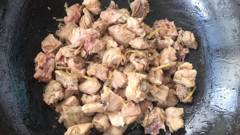 酸梅焖鸡~爸爸的味道,翻炒大概2分钟左右,让姜丝与鸡肉味道融合。