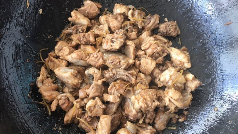 酸梅焖鸡~爸爸的味道,再用锅铲不断翻炒,慢慢焖让鸡肉与所有调料味道融合。