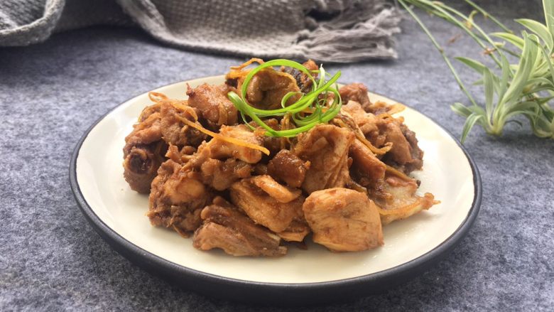 酸梅焖鸡~爸爸的味道,鸡肉装盘,用<a style='color:red;display:inline-block;' href='/shicai/ 3250'>葱</a>丝点缀一下就可以了。