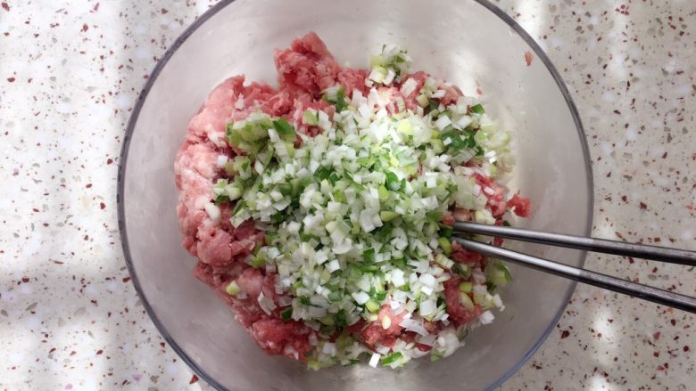 北方胡萝卜饺子,肉馅加入大葱;