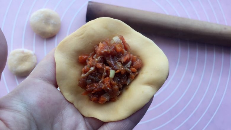 北方胡萝卜饺子,包上适量肉馅;