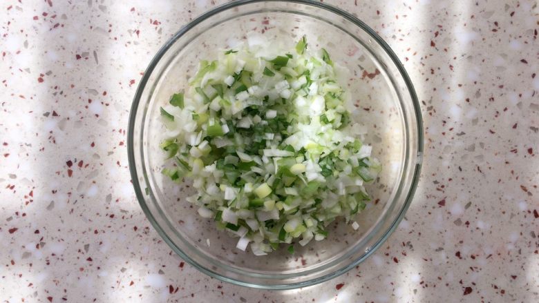 北方胡萝卜饺子,大葱剁碎;