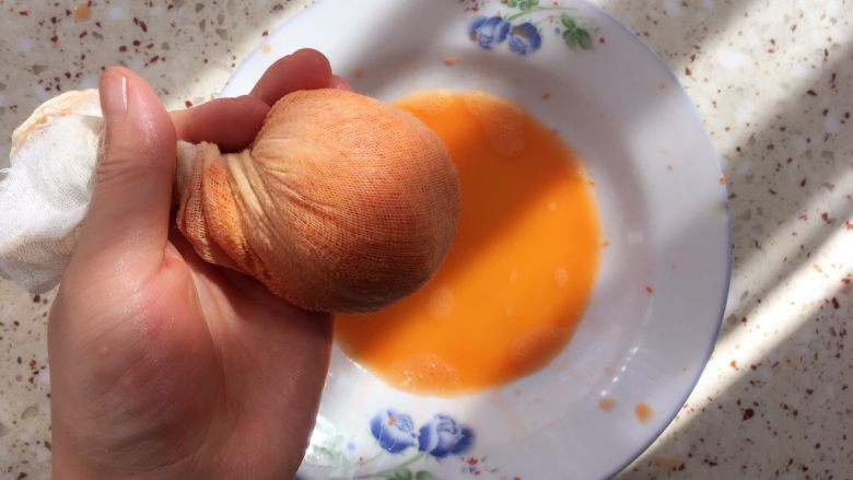 北方胡萝卜饺子,胡萝卜放入纱布挤出水份;