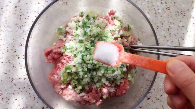 北方胡萝卜饺子,加入盐;依自己口味添加;