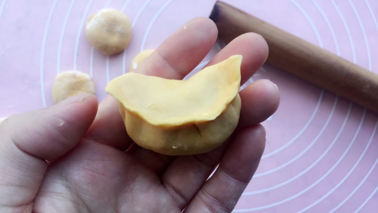 北方胡萝卜饺子,包成自己想要的形状;