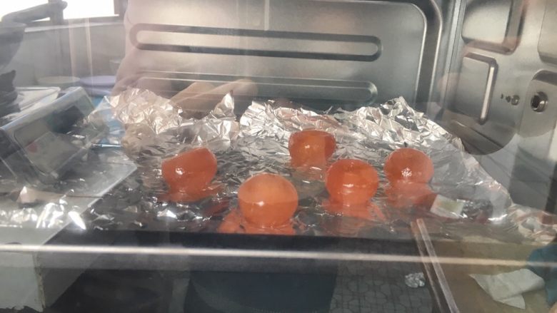 全面详细讲解~蛋黄酥,蛋黄用白酒喷下,烤箱150度烤5分钟就可以出炉。