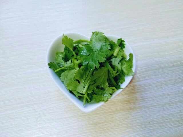 #咸味##美味的#香菇肉丝,<a style='color:red;display:inline-block;' href='/shicai/ 131'>香菜</a>去根,洗干净,切段。
