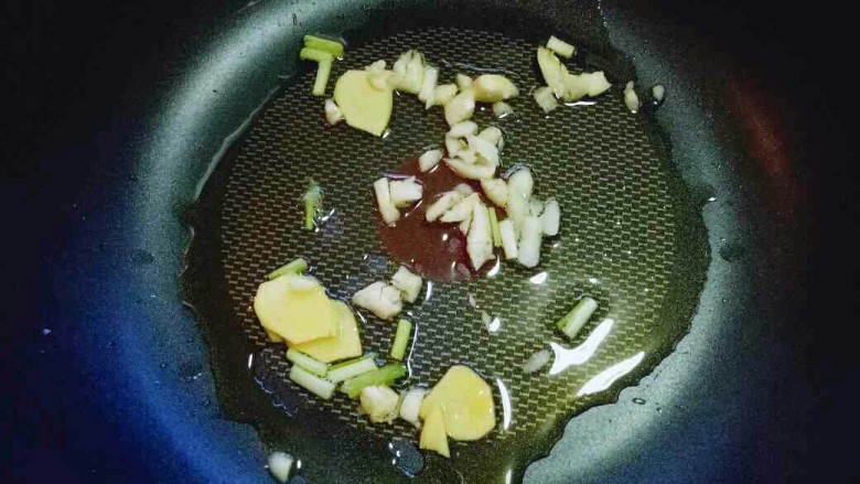 #咸味##美味的#香菇肉丝,热锅冷油,加入葱姜蒜炒香。