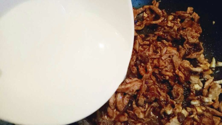 #咸味##美味的#香菇肉丝,加入适量水。烧开后转小火,将肉丝炒熟即可。