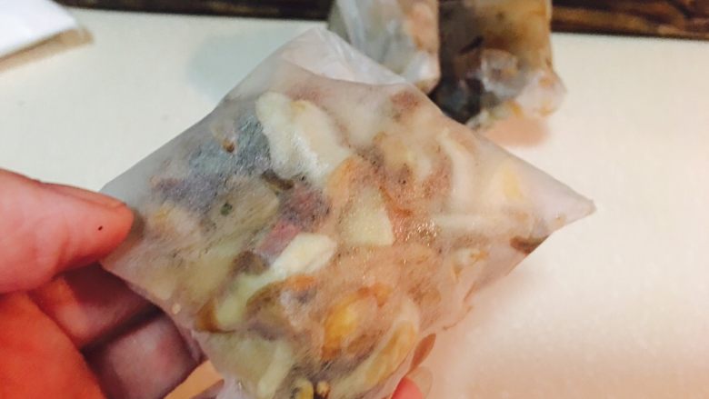 雪梨膏,把所有食材,水里浸泡十五分钟,撩出,放茶包。