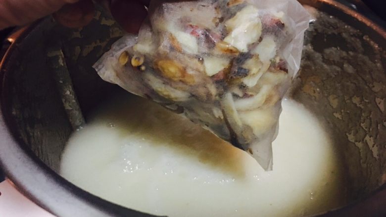 雪梨膏,扔到打好的梨汁中,一起煮。