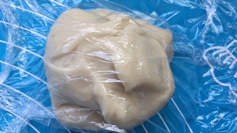 全面详细讲解~蛋黄酥,用保鲜膜盖好醒10分钟。