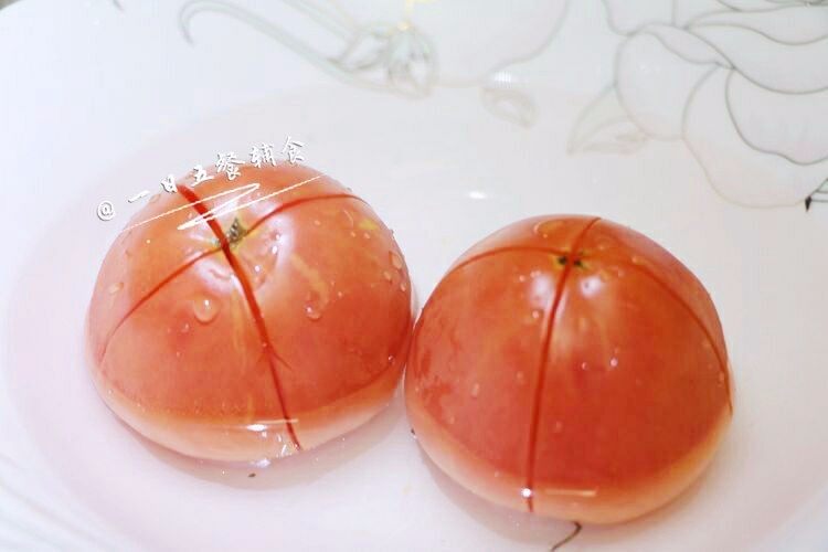 补钙番茄疙瘩面 宝宝辅食,鸡蛋+奶酪,<a style='color:red;display:inline-block;' href='/shicai/ 3551'>西红柿</a>开十字,开水烫一分钟,去皮,切小块,葱切末。