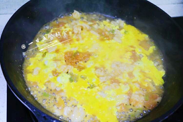 补钙番茄疙瘩面 宝宝辅食,鸡蛋+奶酪, 再开锅后转成中小火,面疙瘩成熟后转小火,将打散的<a style='color:red;display:inline-block;' href='/shicai/ 9'>鸡蛋</a>画圈倒入锅中,先不要搅拌。