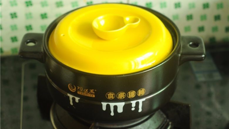 板栗烧鸡,盖上锅盖焖十分钟左右,汁水变少,尝颗板栗已经焖透,汤汁粘稠,关火