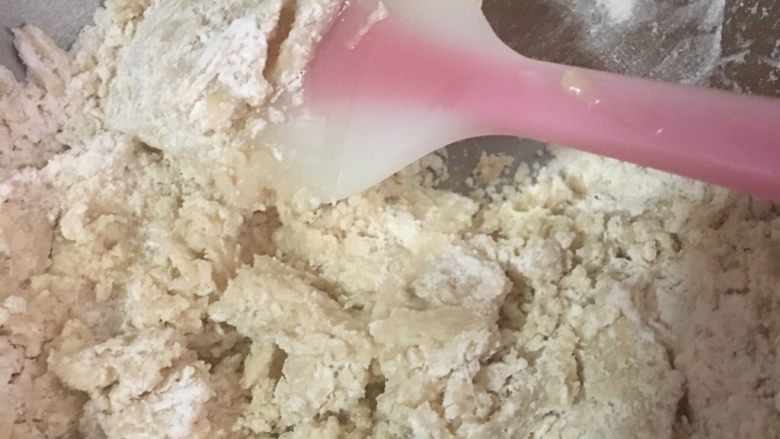 酥酥酥传统蛋黄酥,油酥用刮刀拌到6.7分匀就可以用手揉匀成团就可以(最好戴手套操作)