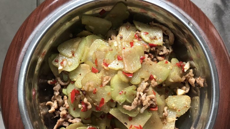 糟辣棚瓜炒肉丝,将油倒进锅油烧热后,把肉炒15分钟放姜丝翻炒倒进盘。剩下的油把<a style='color:red;display:inline-block;' href='/shicai/ 3461'>棚瓜</a>倒进锅翻炒20分钟。